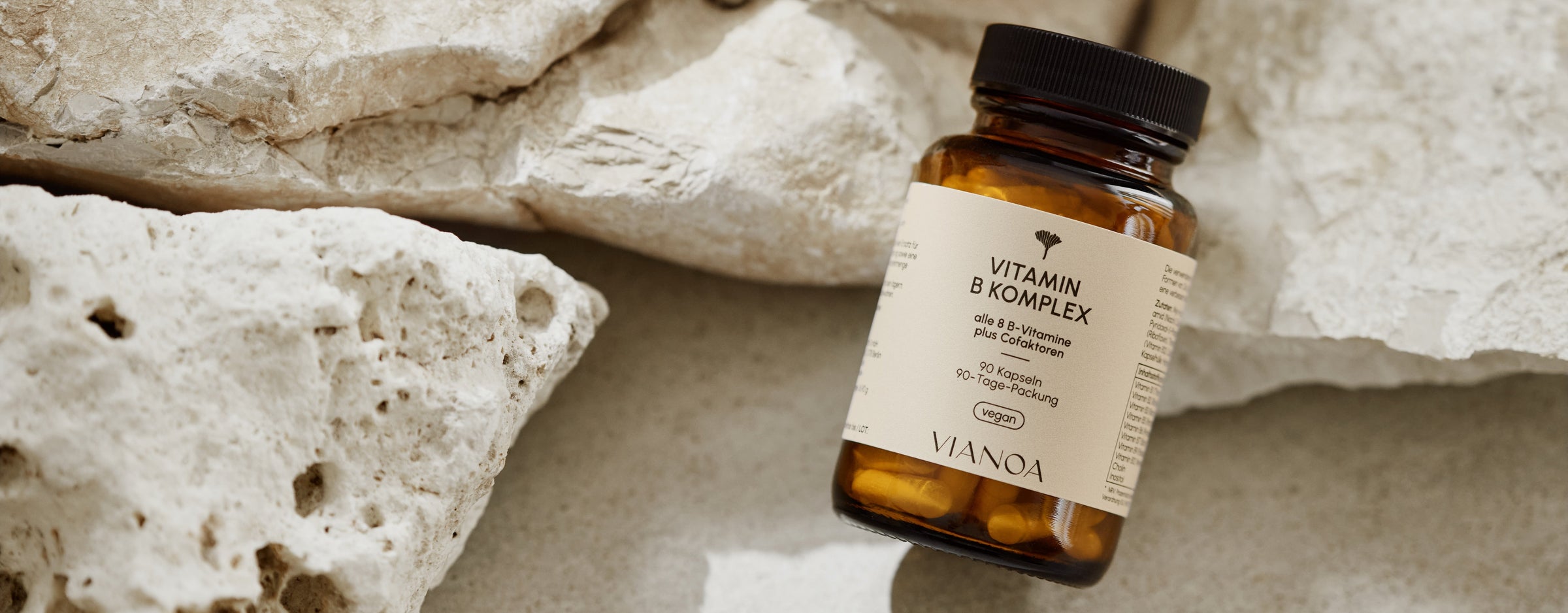 VIANOA Vitamin B Komplex Kapseln neben Stein