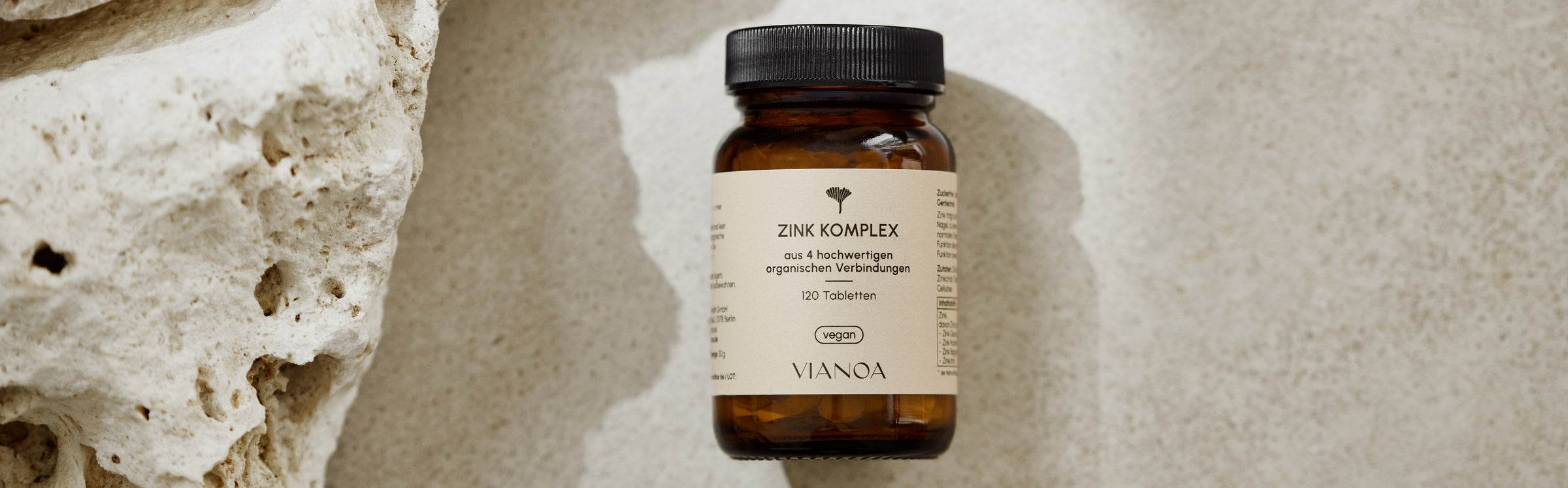 VIANOA Zink Komplex Tabletten neben Stein